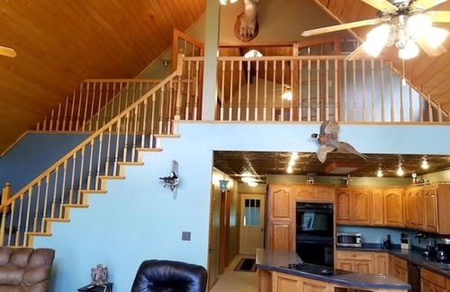 Lansing Cabin | Boulder Run Log Cabin w/Hot Tub and Pool