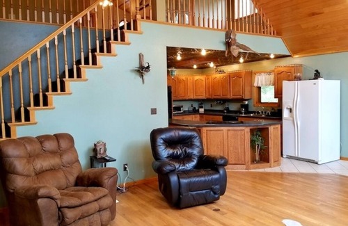 Lansing Cabin | Boulder Run Log Cabin w/Hot Tub and Pool