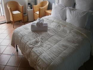 Simon's Town Bed & Breakfast | Boulders Beach Hotel, Cafe and Curio shop