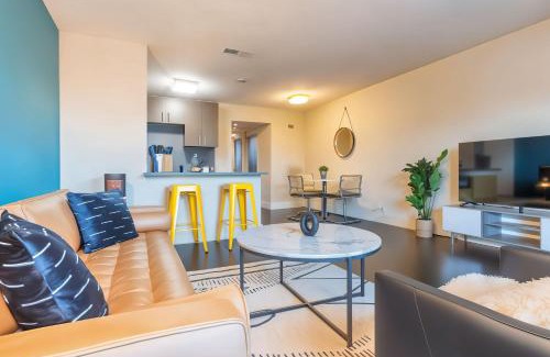 Riverside Apartment | Boulevard Stays Modern King Stay Near Downtown Pool