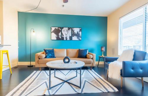 Riverside Apartment | Boulevard Stays Modern King Stay Near Downtown Pool