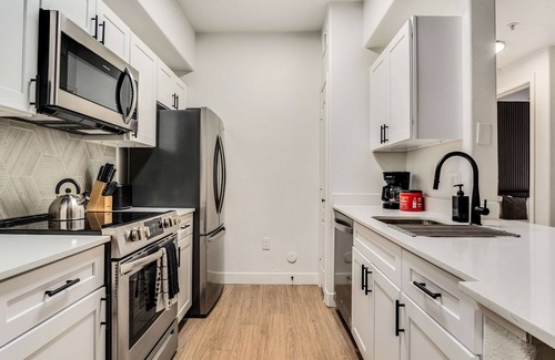 Chandler Apartment | Boulevard Stays Quiet Modern 1BR Pickleball, Pool, Parking, Gym 08