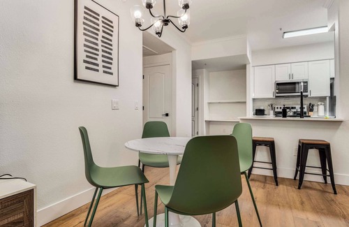 Chandler Apartment | Boulevard Stays Quiet Modern 1BR Pickleball, Pool, Parking, Gym 08