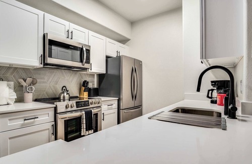Chandler Apartment | Boulevard Stays Quiet Modern 1BR Pickleball, Pool, Parking, Gym 08