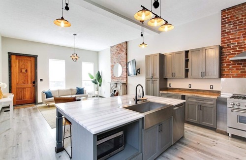 Smoketown Jackson House | Bourbon Trail-12ft Ceilings-Parking-Chef's Kitchen