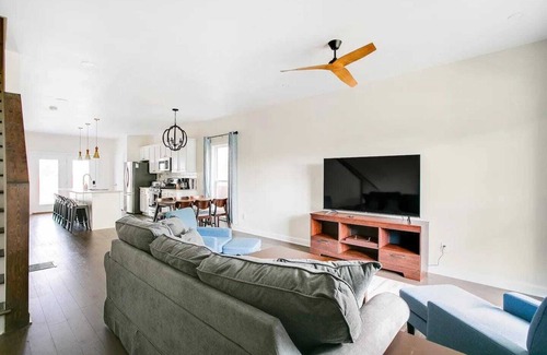 Smoketown Jackson House | Bourbon Trail-Chefs Kitchen-Fenced Yard-Parking