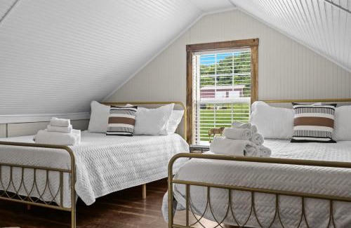 Waddy House | Bourbon Trail Getaway Jacuzzi Tub Scenic Views