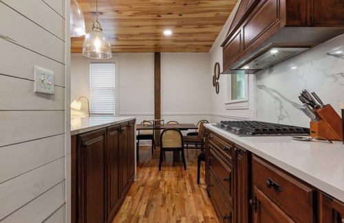 Shelbyville House | Bourbon Trail Retreat . Sleeps 10 + Hot Tub. In the Heart of the Bourbon Trail