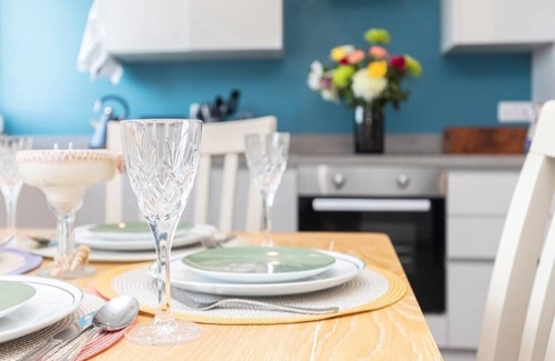 Boscombe Apartment | BOURNECOAST: MODERN APARTMENT VERY CLOSE TO SANDY BEACHES WITH WIFI - FM8496