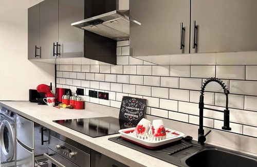 Enfield Highway House | Boutique Backyard Bungalow - Brimsdown