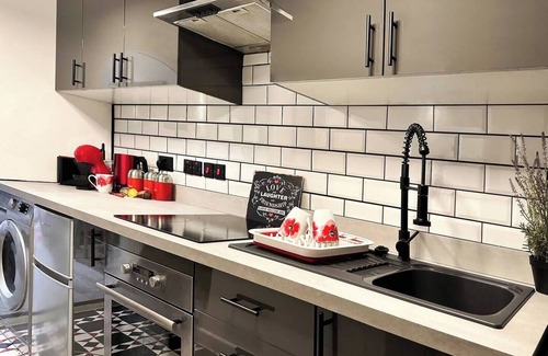 Enfield Highway House | Boutique Backyard Bungalow - Brimsdown