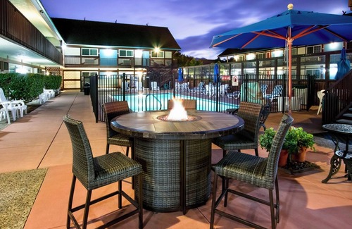 Solvang Apartment | Boutique Hotel Double Queen Patio Room