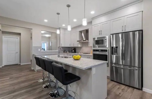 Northwest Calgary House | Boutique House~5Bedrooms~NearAirport~10% off on weekly&15% off on Monthly stays!