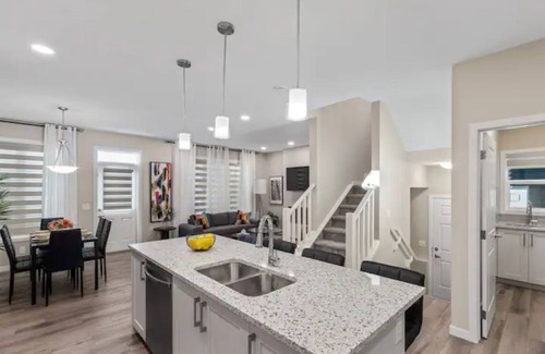 Northwest Calgary House | Boutique House~5Bedrooms~NearAirport~10% off on weekly&15% off on Monthly stays!