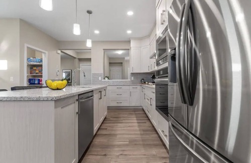 Northwest Calgary House | Boutique House~5Bedrooms~NearAirport~10% off on weekly&15% off on Monthly stays!