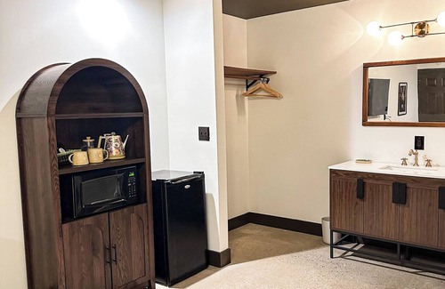 Lawrenceburg Hotel | Boutique Motel with cozy nature inspired mid century design