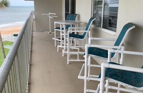 Glenwood Condo | BOUTIQUE OCEANFRONT PENTHOUSE CHARM