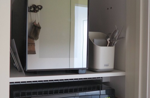 Tawharanui Apartment | Boutique space, comfortable in desirable location with sea views and garden.