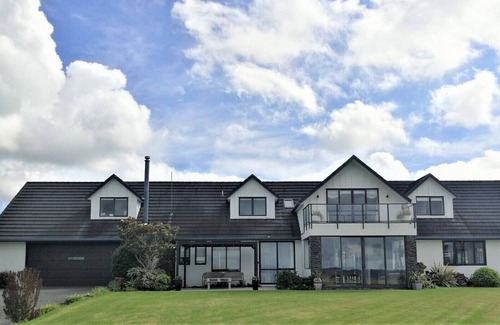 Tawharanui Apartment | Boutique space, comfortable in desirable location with sea views and garden.