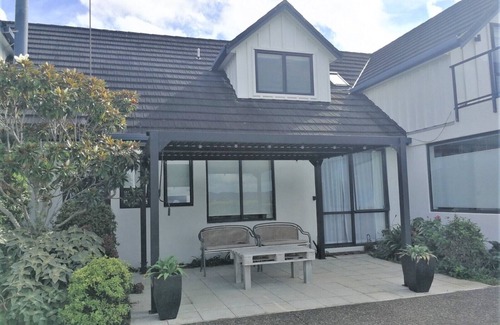 Tawharanui Apartment | Boutique space, comfortable in desirable location with sea views and garden.