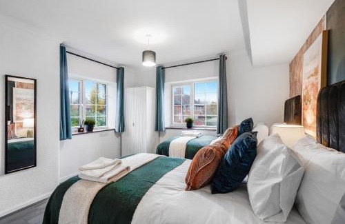 Wormholt and White City House | Boutique Shepherds Bush Abode-Garden-Sleeps 12