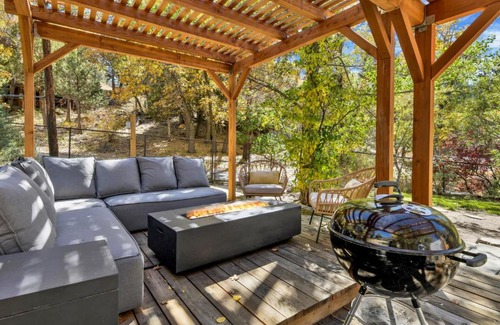 Upper Moonridge Ski Chalet | Bow Canyon Chalet by Big Bear Vacations Hot Tub Ultra Modern Resort Chalet Mins To Lifts