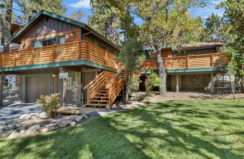 Upper Moonridge Ski Chalet | Bow Canyon Chalet by Big Bear Vacations Hot Tub Ultra Modern Resort Chalet Mins To Lifts