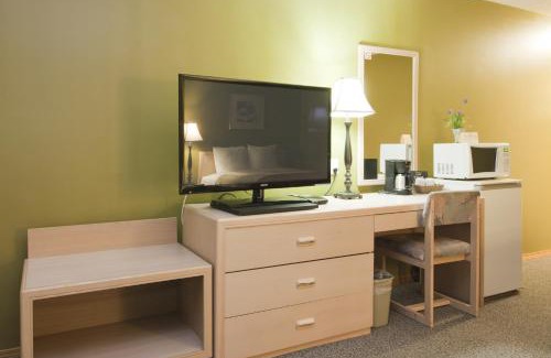 Cochrane Hotel | Bow River Inn