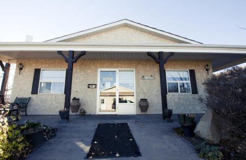 Cochrane Hotel | Bow River Inn