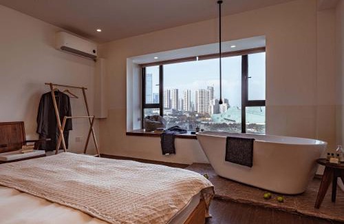 Yuzhong Hotel | Boys2men