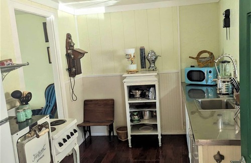 Westlake Cabin | Brakeman's Bay - Charming Lakefront Studio - Wheelchair Accessible