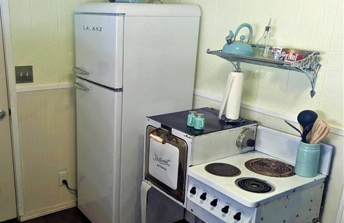 Westlake Cabin | Brakeman's Bay - Charming Lakefront Studio - Wheelchair Accessible