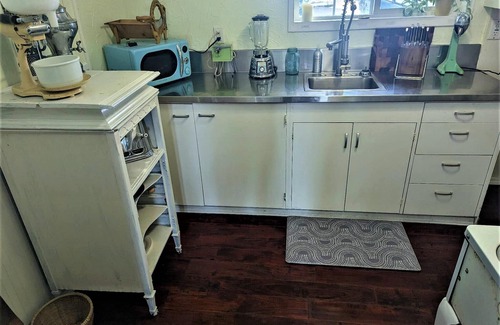 Westlake Cabin | Brakeman's Bay - Charming Lakefront Studio - Wheelchair Accessible