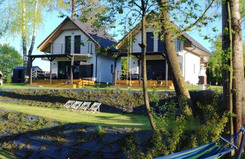 Czarna House | Brama Sanu - z prywatną linią brzegową Jeziora Solińskiego - pomosty - pontony - basen sezonowy