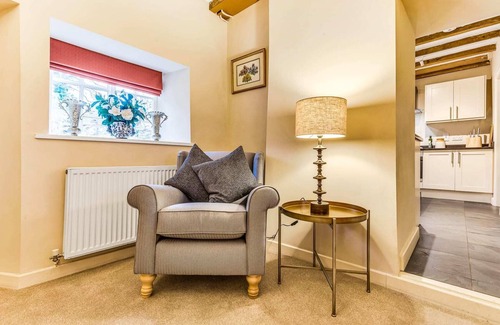 Loughborough House | Brand Hill Cottage with Hot Tub