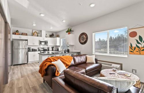 South Perry District Apartment | Brand New 2 Bed 2 Bath Near Perry District and DT