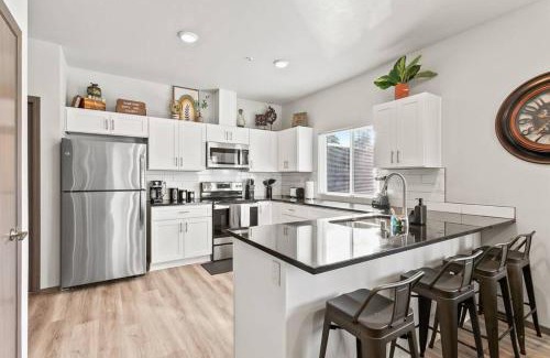 South Perry District Apartment | Brand New 2 Bed 2 Bath Near Perry District and DT