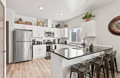 South Perry District Apartment | Brand New 2 Bed 2 Bath Near Perry District and DT!