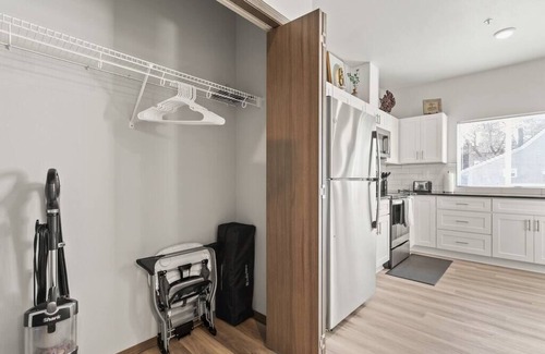 South Perry District Apartment | Brand New 2 Bed 2 Bath Near Perry District and DT!