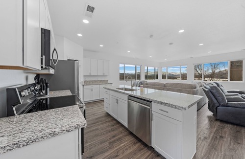 Topaz Lake Condo | Brand-new 4-bed, 2-bath suite with stunning lake views.