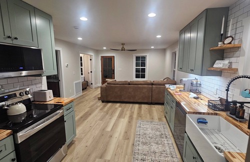 Lexington House | BRAND NEW 4-bedroom 3-bathroom "Cottage on Conrad"