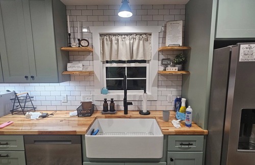 Lexington House | BRAND NEW 4-bedroom 3-bathroom "Cottage on Conrad"