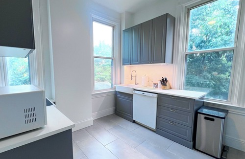 Clifton Apartment | Brand New 4-bedroom apartment in superb Cincinnati with AC, WiFi