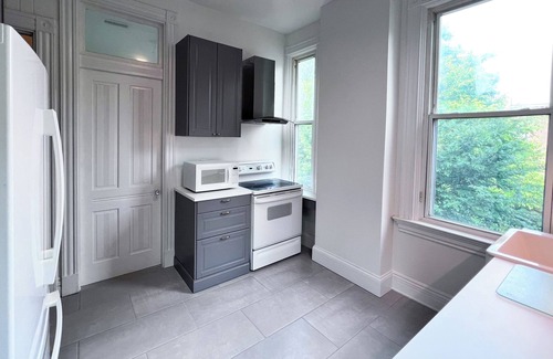 Clifton Apartment | Brand New 4-bedroom apartment in superb Cincinnati with AC, WiFi