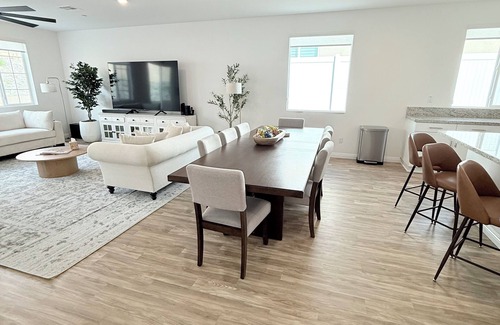 Homeland House | Brand New 5-bedroom house in charming Homeland with AC, WiFi. Enjoy your stay
