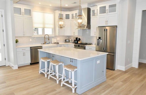 West Union House | Brand New 6BR/6BA Luxury, 20min to Clemson. Wooded flat lot/firepit/pool table!