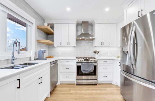 Southeast Calgary House | Brand New Comfy Inner City Oasis