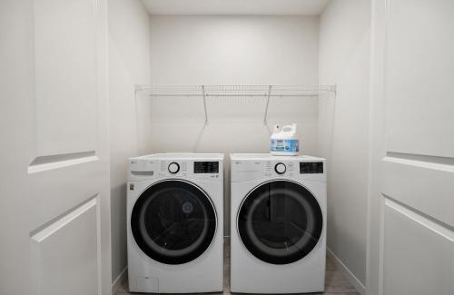 Keith House | Brand New Cozy2BR House NW Calgary DT Banff Sleep4