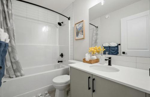 Keith House | Brand New Cozy2BR House NW Calgary DT Banff Sleep4