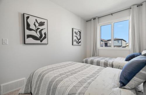 Keith House | Brand New Cozy2BR House NW Calgary DT Banff Sleep4